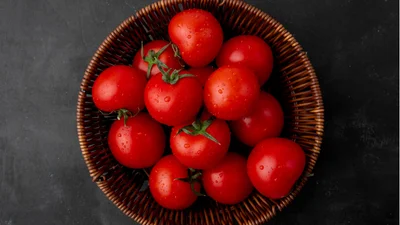 Салат из помидоров по-новому: весь секрет в заправке