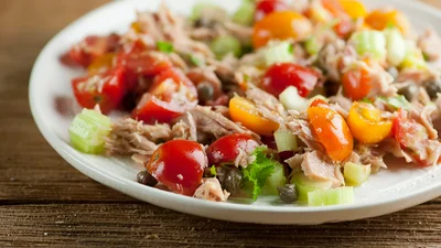 Салат з овочами і тунцем – легкий рецепт, який ти готуватимеш щодня