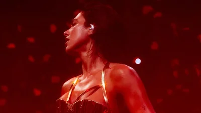 Это что-то космическое: Дуа Липа зажгла со сцены в боди с золотым корсетом