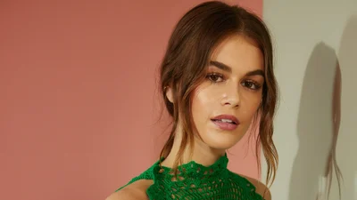 Дочь Синди Кроуфорд показала, как носить топ с декольте и асимметричную юбку в сочетании с сумкой, о которой мечтают все