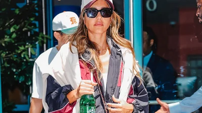 Джессика Альба придала совершенно новое звучание спортивному стилю: ветровка, которую ты сразу захочешь