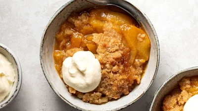 Самый простой фруктовый пирог: крамбл с персиками для всей семьи