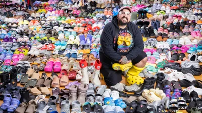 "Король" Crocs собрал самую большую в мире коллекцию резиновой обуви - более 3,500 пар