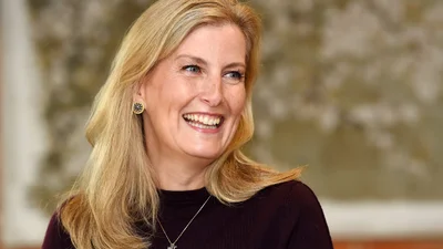 Образ герцогини Софи, который кричит об осени: замшевая юбка, бордовые сапоги