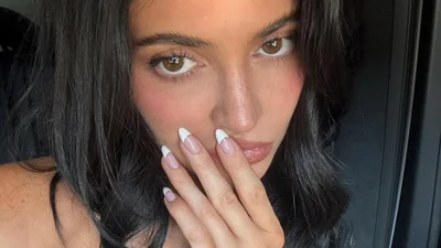 Глибокий французький манікюр – тренд із 90-х, який знову всіх підкорює