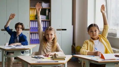 "Набегает неплохая сумма", - приложение "Единая школа" стало платным для родителей - соцсети взорвались возмущением