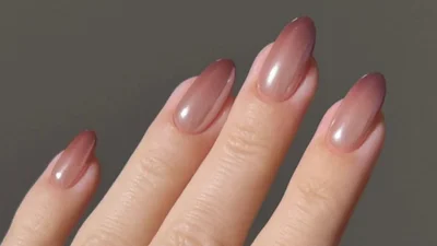 Манікюр у стилі "рожевий мокко" – головний тренд осені 2025