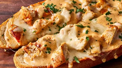 Топідея для перекусу: багет з куркою і сиром за 30 хвилин