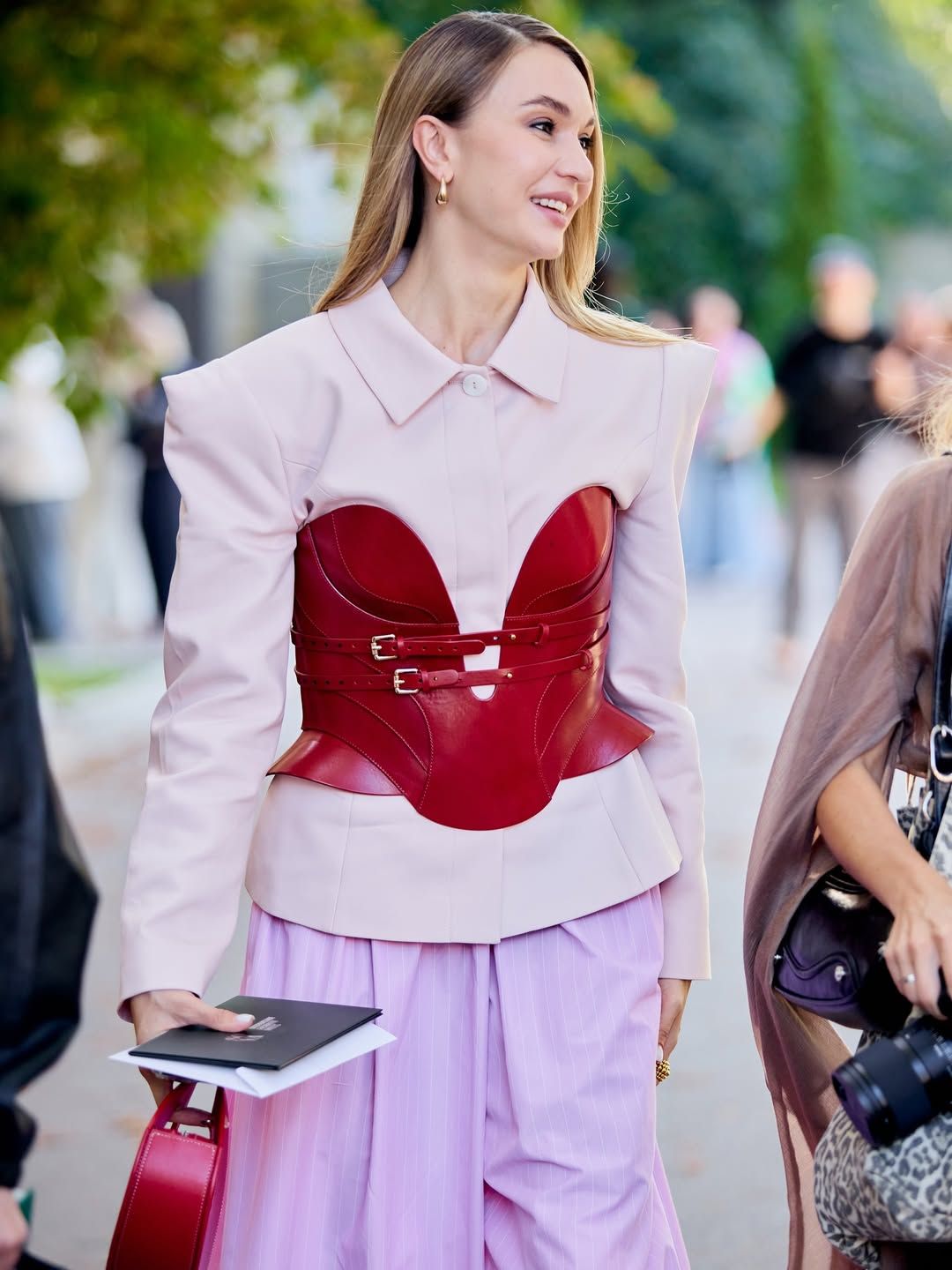Streetstyle-находки Ukrainian Fashion Week 2026: самые стильные луки гостей - 762787 Streetstyle-находки Ukrainian Fashion Week 2026: самые стильные луки гостей - фото 762787