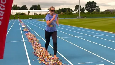 Жінка пробігла 100 метрів босоніж кубиками LEGO - рекорд, який заслуговує оплесків