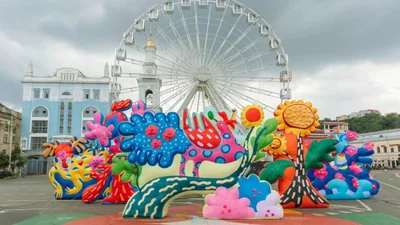 В центре Киева появились огромные надувные скульптуры по мотивам творчества Марии Примаченко