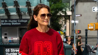 Кэти Холмс прогулялась по Нью-Йорку в роскошных коричневых брюках: трендовый осенний лук