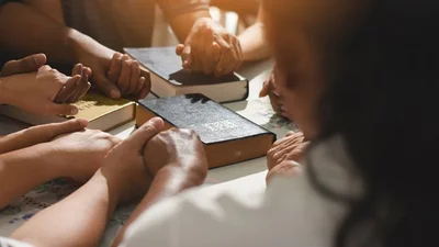 Воздвиження Хреста Господнього 2025: смс- привітання та листівки, які торкаються серця