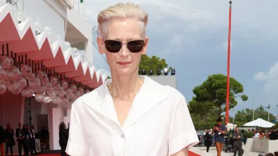 Тильда Суинтон в 64 года и ее total white: вот как надо носить белый осенью