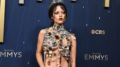 Змінила стиль заради Еммі: look of the day – Дженна Ортеґа в топі з коштовностей