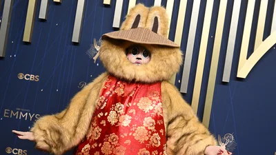 Известная звезда появилась на Эмми-2025 в костюме Лабубу - и вот кто это