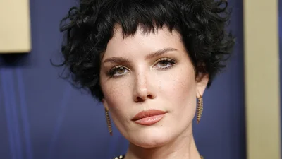 Коли стилісти схибили: найневдаліші луки знаменитостей на Еммі 2025