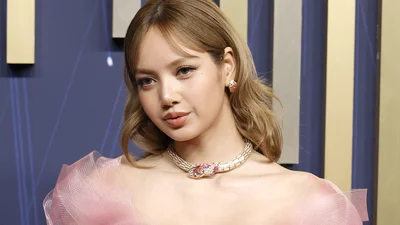 Фанаты в восторге: популярная корейская певица Лиса появилась на Эмми 2025 в розовом платье украинского бренда