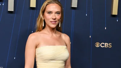 Скарлетт Йоганссон прикрасила "Еммі" максимально гламурною трендовою сукнею