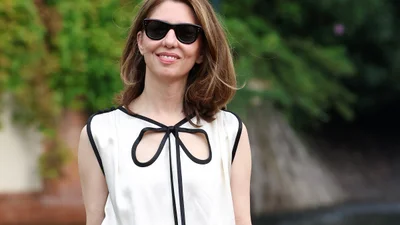 У Софии Копполы есть всесезонная формула эффектного образа: минимализм 90-х