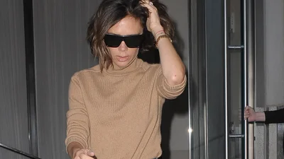 Виктория Бекхэм в томатно-красных туфлях: с чем носить такую обувь осенью 2025 года