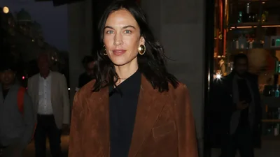 Алексу Чанг папарацци подстерегли прямо на улице: в какую трендовую вещь была наряжена актриса