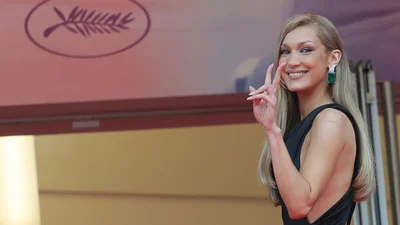 Заплаканная Белла Хадид поделилась тревожными фото из больницы - переливание крови, кислородная маска и поддержка всего мира