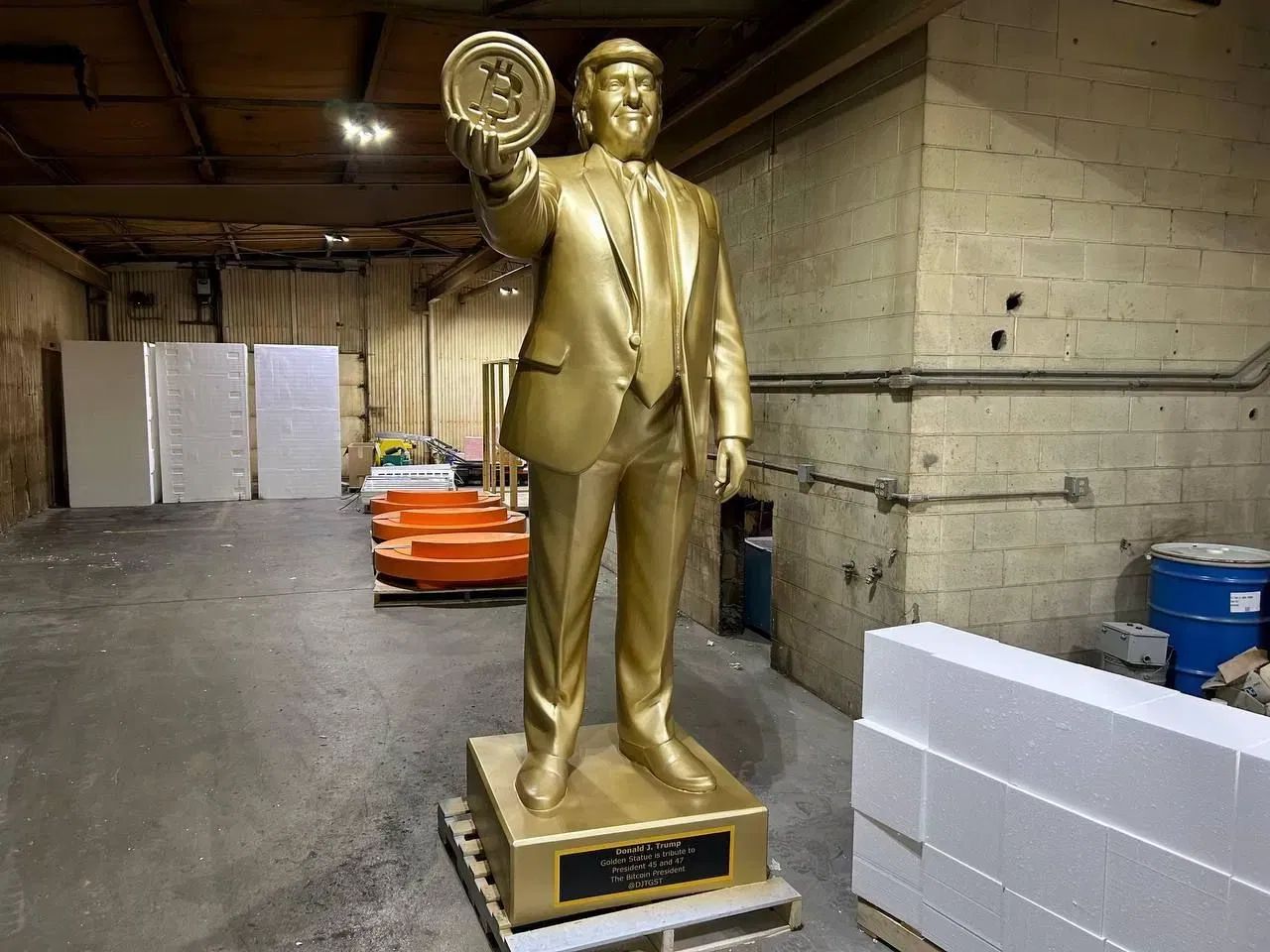 Золота статуя Трампа - фото 766727