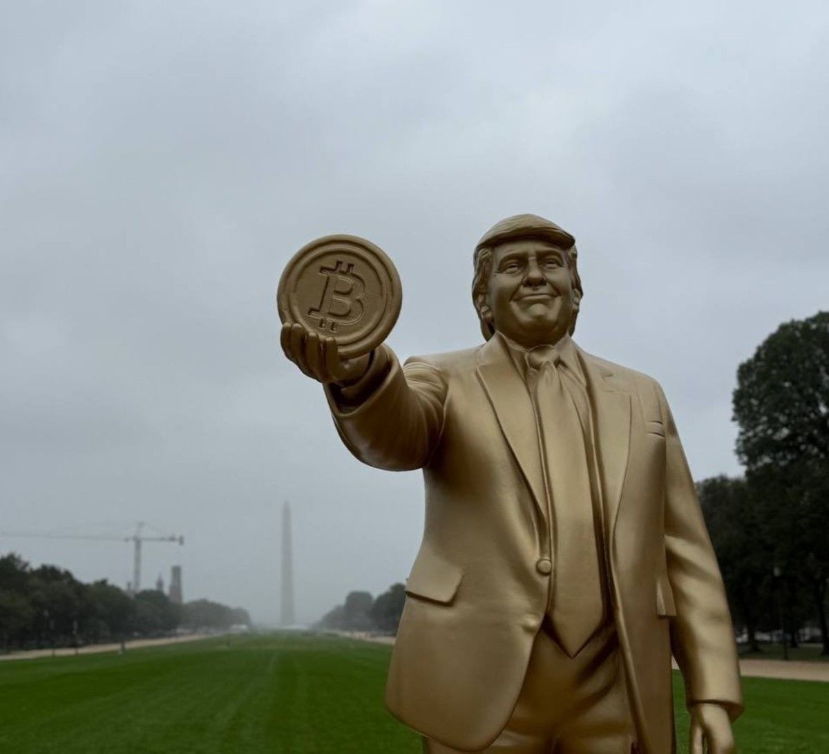 Золота статуя Трампа - фото 766729