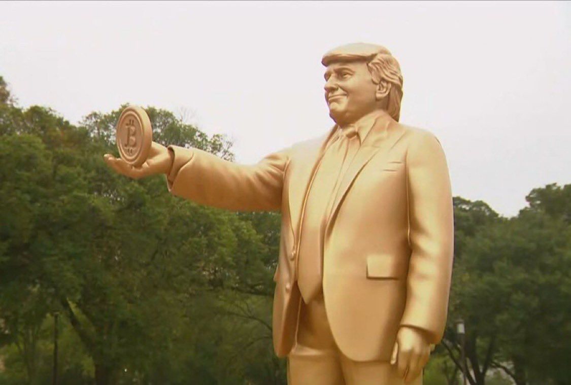 Золота статуя Трампа - фото 766730