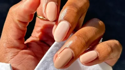 Этот оттенок лака заменит нюд: что такое маникюр чай латте