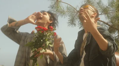 Гітара, троянди й перше кохання: IVAN LIULENOV та Просто Макс презентували щиру історію у пісні "Шипи"