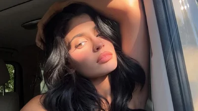 Девушка Тимоти Шаламе Кайли Дженнер зажгла сеть снимками в крошечном розовом купальнике