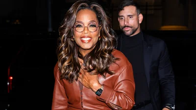 Опра Уинфри увлеклась тем же цветом, что и Дакота Джонсон: с чем носить ирисковый