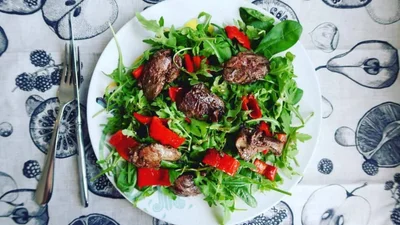 Готовишь за 20 минут: салат с печенью, овощами и кукурузой