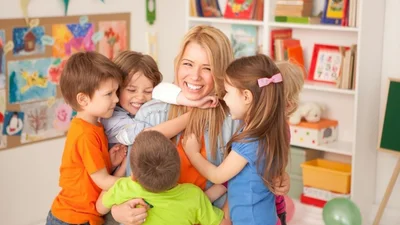 С Днем воспитателя 2025 - милые открытки и стихи, которые пронизаны теплом