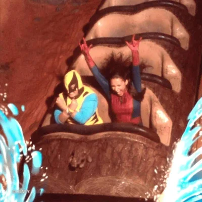 Дуже страшно і неймовірно смішно: потішні кадри, зловлені під час катання на американських гірках - фото 768207