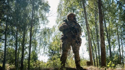 Любовь и поддержка в каждой строчке: лучшие поздравления с Днем защитника для любимого и картиночки