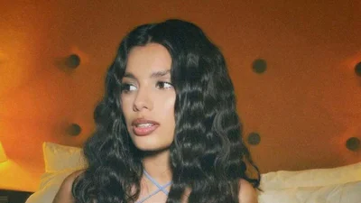 Роскошная Мишель Андраде в бикини и с ракушками на груди отдыхает на Сардинии - ох и обольстительная эта кошечка