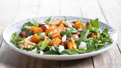 Король осіннього хелсі-меню: салат із гарбузом, фетою і шпинатом