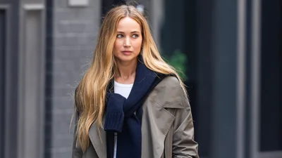 Дженнифер Лоуренс соединила несочетаемое: получился необычный образ на каждый день