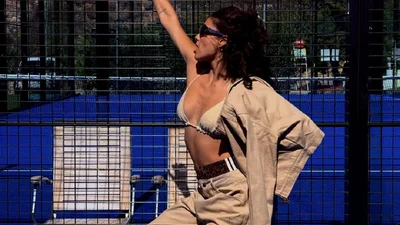 Мишель Андраде показала безупречную фигуру в бежевом бюсте и спорт-костюме