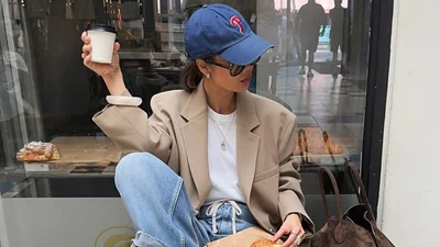 Джинсы-бочонки – must-have осени: 6 идей для офисных луков