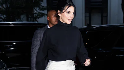 Кендалл Дженнер продемонстрировала трендовый способ носить платье-свитер осенью 2025 года