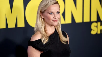 Риз Уизерспун появилась на телевидении в очень нетипичном для осени цвете