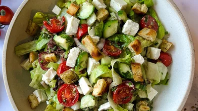 Этот салат с авокадо и фетой спасет тебя, когда нет времени готовить