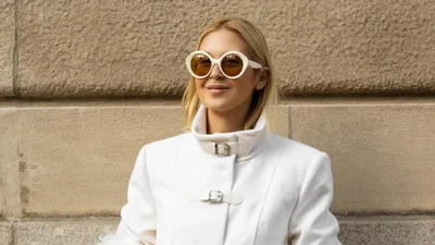 Зірка "Пліткарки" вразила дизайнерським пальто: біле і пухнасте