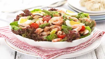 Готовь салат с морепродуктами и овощами – легкий, нежный и праздничный