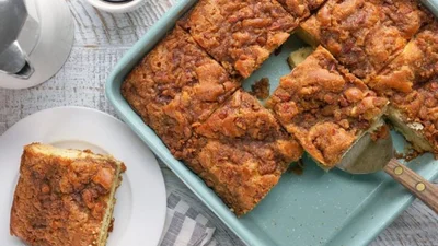 Тертий пиріг з яблуками – найпростіша випічка, яку з’їдають до крихти