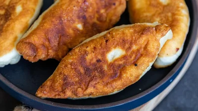 Золотиста скоринка: як приготувати картопляники з начинкою